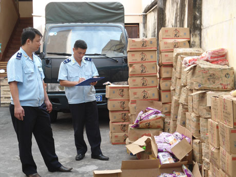 Lực lượng chức năng tiến hành kiểm đếm số thực phẩm nhập lậu.