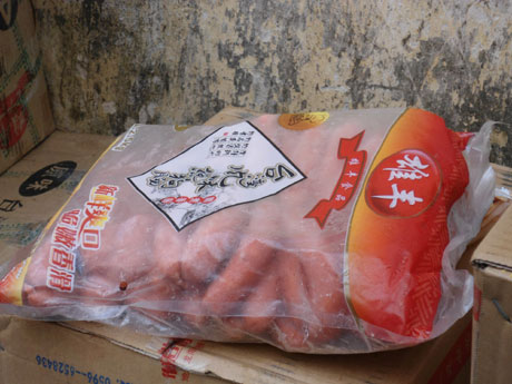 Nhiều gói xúc xích đã bốc mùi hôi thối.