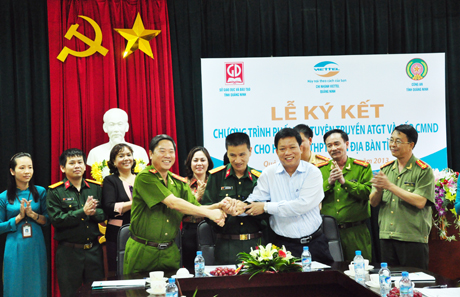 Viettel Quảng Ninh, Công an tỉnh và Sở Giáo dục và Đào tạo ký kết phối hợp tuyên truyền ATGT, cấp CMND cho học sinh.