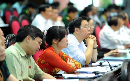 Dù có được chuẩn bị kỹ đến cỡ nào thì trước, trong và sau các phiên chất vấn của mỗi kỳ họp Quốc hội đều xuất hiện những ý kiến đánh giá nhiều chiều của không ít các vị đại diện cho dân ở cơ quan quyền lực cao nhất, ngay từ khâu chọn người cho “ghế nóng” - đăng đàn trả lời trực tiếp.