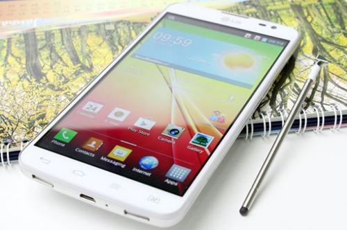 G Pro Lite Dual có cả bút cảm ứng đi kèm giống như các phablet cao cấp.