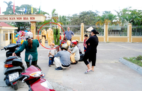 Ảnh chụp hồi 16 giờ ngày 13-11-2013 tại cổng Trường Mầm non Hoa Sen (TP Cẩm Phả).