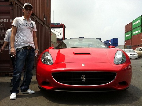 Đỗ Bình Dương bên siêu xe Ferrari California màu đỏ đời 2010 có giá khoảng 12 tỷ.