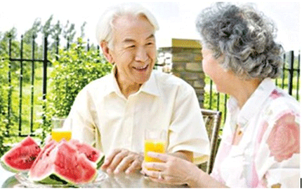 Chế độ ăn uống phù hợp sẽ giúp cho người già kéo dài tuổi thọ. Ảnh minh họa