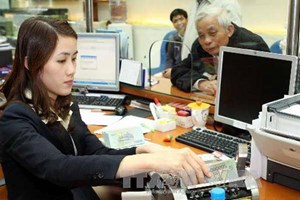 Hoạt động giao dịch tại hội sở Ngân hàng SHB. (Ảnh: Trần Việt/TTXVN)
