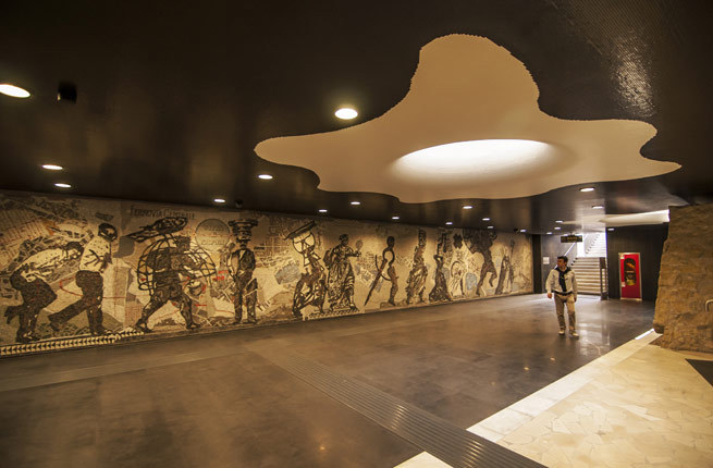 Naples, Italy Những công dân Italy sẽ nhanh chóng gật đầu đồng tình khi có ý kiến cho rằng Naples có những ga tàu điện đẹp nhất đất nước. Những nhà ga mang đậm chất nghệ thuật là nơi du khách có thể bị cuốn hút bởi các bức tranh tường do nghệ sĩ và nhà thiết kế hàng đầu như Anish Kappor, Karim Rashid thực hiện. Nhà ga nổi tiếng nhất là Toledo Metro Station với hình vẽ thể hiện sự kết hợp nước và ánh sáng, do nghệ sĩ Oscar Tusquet Blanca thể hiện. 