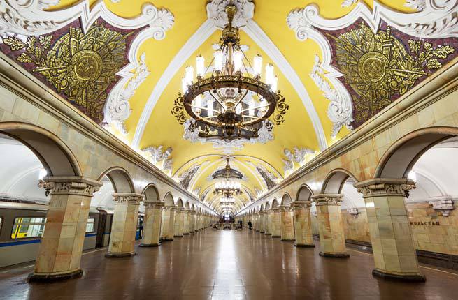 Moscow, Nga Những trạm tàu điện ngầm ở thủ đô Moscow là nơi tuyệt nhất để khám phá nghệ thuật truyền thống nước Nga. Rất nhiều ga tàu gây ấn tượng với du khách bởi những cột trụ hình tròn, tranh tường và phù điêu gắn khắp trần nhà, được chiếu sáng bởi hệ thống đèn chùm đẹp như cung điện. Bạn hãy ghé thăm nhà ga Komsomolskaya do Dmitry Chechulin thiết kế và trang trí lộng lẫy ở quận Krasnoselsky. 