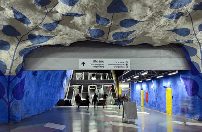 Stockholm, Thụy Điển Người Thụy Điển nổi tiếng với con mắt nghệ thuật trong thiết kế và họ cũng áp dụng triệt để vào những nhà ga tàu điện. Từ các bức bích hoạ đến những nét vẽ bằng sơn đơn giản mà tinh tế, ga tàu điện ở Stockholm với đường hầm “Tunnelbana” thường được xem là lối đi triển lãm dài nhất thế giới. Trạm Kungstradgarden luôn khiến mọi người phải đảo mắt nhìn từ chân tường đến trần nhà để chiêm ngưỡng trọn vẹn những gì các nghệ sĩ thể hiện. 
