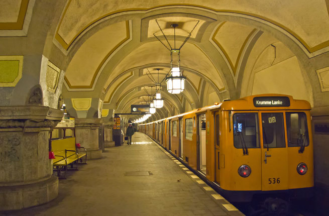 Berlin, Đức Berlin là trung tâm nghệ thuật của nước Đức và khi đi xuống lòng đất, du khách có thể nhìn thấy những “phòng tranh” mở cửa suốt ngày. Ga Heidelberger Platz do kiến trúc sư bản địa Wilhelm Leitgebel thiết kế, là một trong những công trình nhà ga tiêu biểu, với mái vòm cao và hệ thống chiếu sáng đèn vàng mang lại cảm giác ấm cúng. 