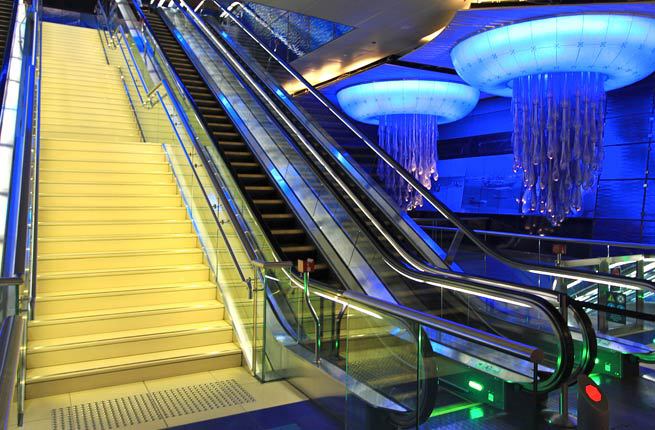 Dubai, các tiểu Vương quốc Ảrập Dubai đang là điểm đến hấp dẫn hàng đầu ở Trung Đông và mọi thứ ở đây đều toát lên vẻ xa hoa, trong đó có hệ thống Metro. Nhà ga Khalid Bin Al Waleed bóng bẩy được kết hợp giữa truyền thống và hiện đại với lối trang trí theo 4 yếu tố của tự nhiên (nước, không khí, đất và lửa) trong đó ngọn đèn treo có hình dáng con sứa khổng lồ rất ấn tượng.