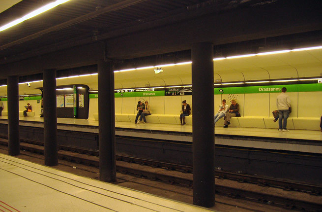 Barcelona, Tây Ban Nha Nhà ga Drassanes ở quận Ciutat Vella, Barcelona, không hoa mỹ như những khối kiến trúc khác trong thành phố, mà được hai nhà thiết kế Eduardo Gutierrez Munne và Jordi Fernadez Rio chọn phong cách đơn giản nhưng không kém phần tao nhã. Sân ga có lớp ốp tường bê tông màu trắng, sàn và trần cũng cùng tông (tone), pha những đường kẻ màu xanh lá nền nã. 