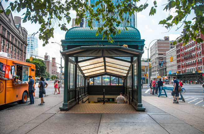 New York, Mỹ Hệ thống tàu điện ngầm ở thành phố New York vốn đã rất nổi tiếng với vẻ cổ kính, kích thước lớn và số lượng hàng triệu lượt người đi lại mỗi ngày. Những cư dân của thành phố vẫn tranh luận về nhà ga nào đẹp nhất tại “quả táo lớn” (nickname của New York). Nhà ga ở City Hall hay Grand Central? Vậy hãy đến thăm cả hai và thêm cả Astor Place Station. Tại nhà ga này, những du khách và cư dân thành phố luôn dành thời gian thưởng thức những bức tranh tường của Milton Glaser (người đã thiết kế biểu tượng “I hear NY” nay đã lan rộng toàn cầu và được in trên rất nhiều chiếc áo thun).