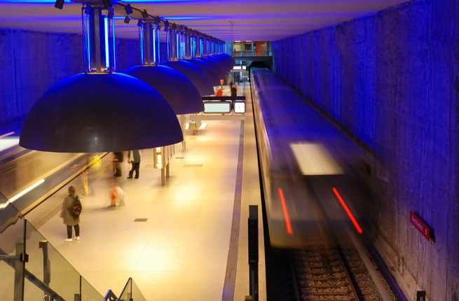 Munich, Đức Thành phố Munich luôn sôi động, rực rỡ và những ga tàu điện ngầm cũng vậy. Trạm ga Westfriedhof được nhà thiết kế Ingo Mauer thổi hồn với những sắc vàng và xanh tỏa ra từ hệ thống 11 bóng đèn hình bán cầu bằng nhôm, cho du khách cảm nhận được chiều sâu của sân ga. 