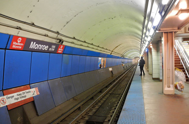 Chicago, Illinois, Mỹ Nhà ga Monroe/State Red Line của tuyến tàu điện ngầm Chicago như đưa mọi người trở về quá khứ. Đây là hình mẫu nghệ thuật kiến trúc của những năm đầu thập kỷ 40 thế kỷ trước. Trạm tàu này vẫn có những tấm vé theo kiểu cũ được bán tại quầy và trang trí không khác lắm so với 70 năm về trước. 