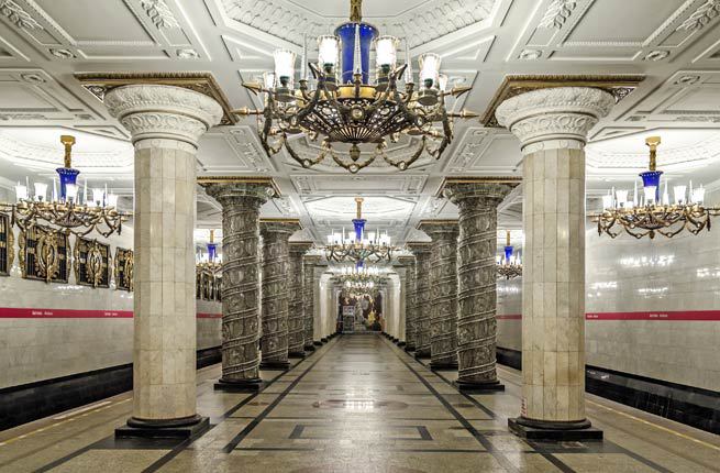 St. Petersburg, Nga Lộng lẫy và xa xỉ, các trạm tàu điện ở St. Peterburg là một trong những điểm nhấn mạnh mẽ của kiến trúc thành phố nhờ bàn tay của rất nhiều kiến trúc sư. Trạm tàu điện Avtovo dễ khiến du khách nhầm tưởng đang lạc vào cung điện dưới lòng đất với hàng cột có thân điêu khắc cầu kỳ, đèn chùm treo dọc lối đi và những trang trí mang phong cách của thời kỳ Xô Viết. 