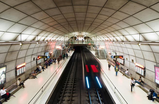 Bilbao, Tây Ban Nha Nhà thiết kế lừng danh Norman Foster đã biến ga tàu điện ngầm Guggenheim thành “bảo tàng nghệ thuật đương đại” ngay bên cạnh bảo tàng Guggenhiem thật sự ở phía trên. Sân ga rộng lớn, thoáng đãng, sáng sủa. Lối vào nhà ga có hình như một ống thủy tinh và khi những con tàu lướt qua để lại một không gian chứa đầy cảm giác tự do, bất tận. 