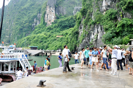 Khách du lịch tham quan động Thiên Cung.