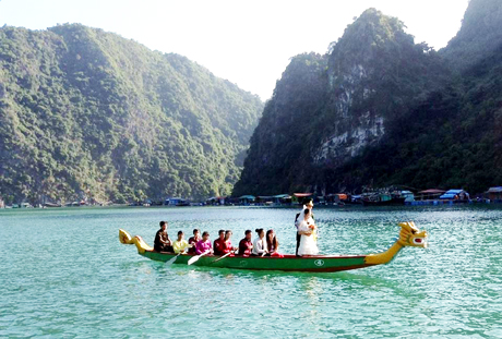 Cảnh quay đám cưới trên Vịnh Hạ Long.