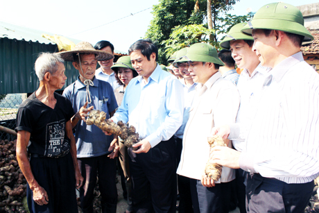 Bí thư Tỉnh uỷ Phạm Minh Chính (thứ 4, phải sang) cùng đoàn công tác của tỉnh kiểm tra chương trình xây dựng nông thôn mới tại huyện Bình Liêu, tháng 11-2013.