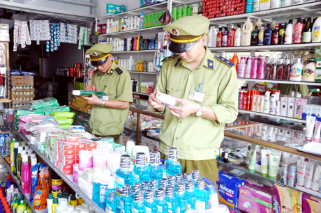 Đội QLTT số 14 kiểm tra một hộ kinh doanh mỹ phẩm tại phường Bạch Đằng, TP Hạ Long.