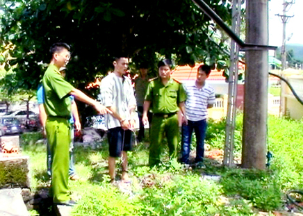 Công an TP Hạ Long thực nghiệm điều tra một vụ trộm cắp cáp điện.