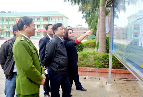 Đoàn công tác do đồng chí Nguyễn Hoàng Hiệp, Phó chủ tịch chuyên trách Uỷ ban ATGT quốc gia làm trưởng đoàn kiểm tra công tác tuyên truyền ATGT tại Trường THCS Bãi Cháy (TP Hạ Long)