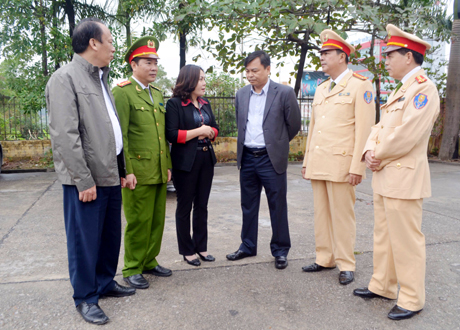 Đồng chí Nguyễn Hoàng Hiệp, Phó Chủ tịch chuyên trách Uỷ ban ATGT quốc gia (thứ 3 từ phải sang) có mặt tại chốt kiểm tra (phường Bãi Cháy, TP Hạ Long) để giám sát quy trình thí điểm kiểm tra nồng độ cồn đối với lái xe