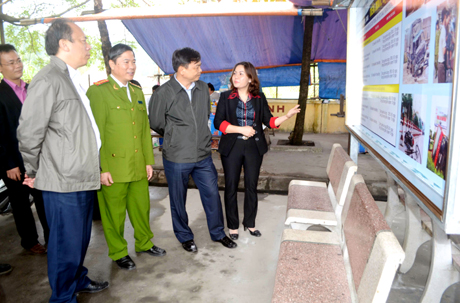Đồng chí Nguyễn Hoàng Hiệp, Phó chủ tịch chuyên trách Uỷ ban ATGT quốc gia (thứ 2 từ phải sang) kiểm tra công tác tuyên truyền ATGT tại Bến xe Bãi Cháy (TP Hạ Long)