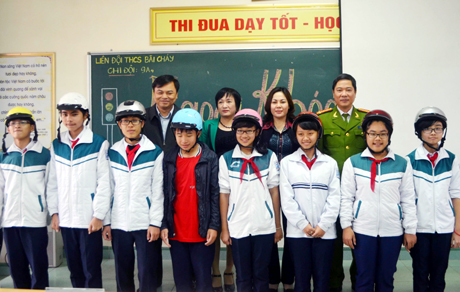 Đoàn công tác của Uỷ ban ATGT quốc gia tặng mũ bảo hiểm cho các em học sinh Trường THCS Bãi Cháy (TP Hạ Long)