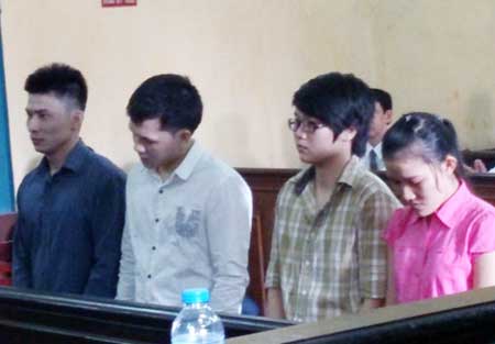 Các bị cáo đang nghe tuyên án.