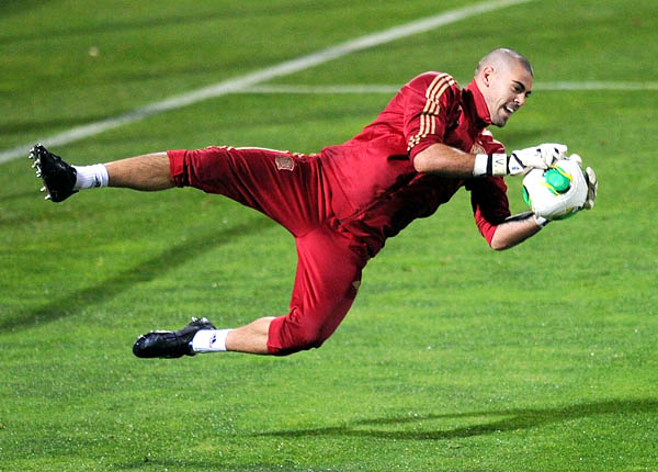 Barca sẽ mất Valdes đến hết năm