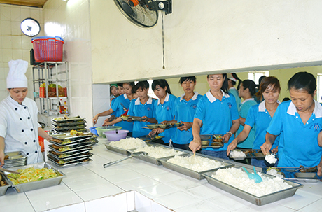 Công nhân nhận khẩu phần cơm trưa tại Công ty TNHH Vinanewtarp.