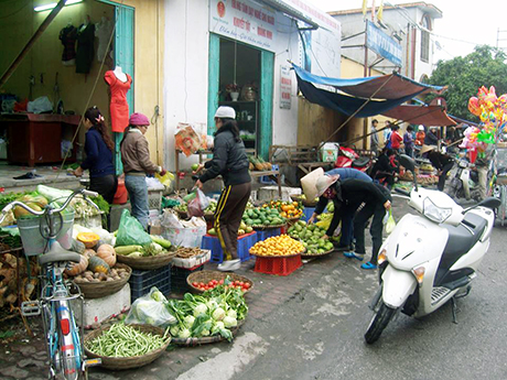 Người dân họp chợ tràn xuống lòng đường, vỉa hè tại nút giao ngã ba Cửa Ông - Vân Đồn.