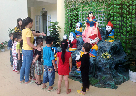 Cô và trò bên “Góc cổ tích” tại Trường Mầm non Hoa Mai (huyện Đông Triều) - Trường vừa được xây mới với cơ sở vật chất khang trang, đồng bộ trong năm 2013.