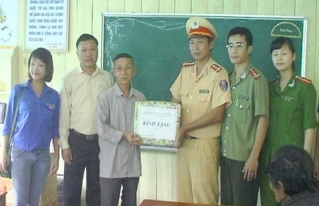 Tặng áo ấm cho bà con làng chài Cửa Vạn. (Ảnh CANDonline)