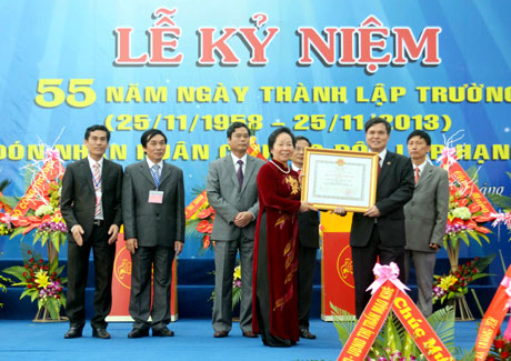 Thừa uỷ quyền của Chủ tịch nước, đồng chí Nguyễn Thị Doan, Uỷ viên BCH T.Ư Đảng, Phó Chủ tịch nước trao Huân chương Độc lập hạng Nhất cho Trường ĐH Công nghiệp Quảng Ninh