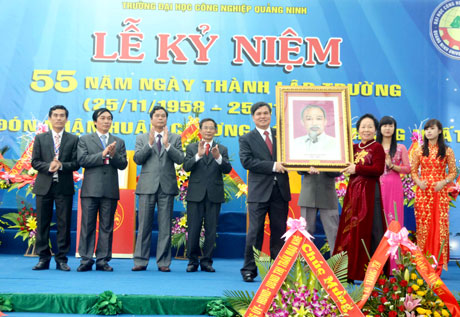 Đồng chí Nguyễn Thị Doan, Uỷ viên BCH T.Ư Đảng, Phó Chủ tịch nước tặng quà lưu niệm cho Trường ĐH Công nghiệp Quảng Ninh