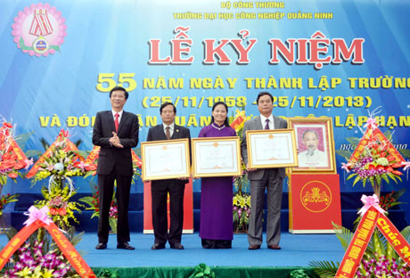 Thừa uỷ quyền của Thủ tướng Chính phủ, đồng chí Nguyễn Văn Đọc, Phó Bí thư tỉnh uỷ, Chủ tịch UBND tỉnh tặng bằng khen cho các cá nhân đã có nhiều thành tích xuất sắc của Trường ĐH Công nghiệp Quảng Ninh