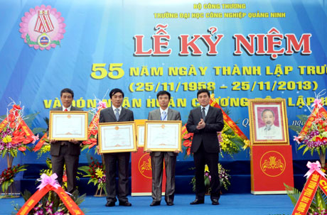 Thừa uỷ quyền của Thủ tướng Chính phủ, đồng chí Lê Dương Quang, Thứ trưởng Bộ Công thương trao bằng khen cho các tập thể đã có nhiều thành tích xuất sắc của Trường ĐH Công nghiệp Quảng Ninh