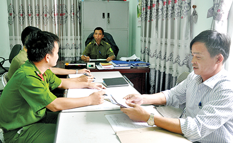 Công an xã Vạn Yên (Vân Đồn) và Đội Quản lý hành chính về TTXH Công an huyện Vân Đồn, trao đổi kinh nghiệm quản lý nhân, hộ khẩu trên máy vi tính.