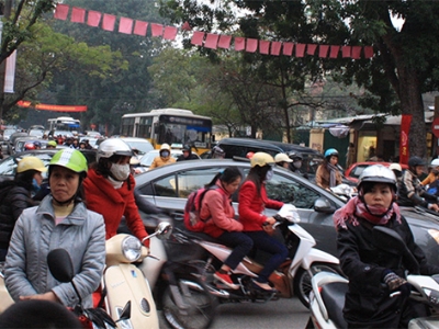 Một tuyến phố ở Hà Nội bị kẹt cứng vào giờ cao điểm bởi các phương tiện cơ giới cá nhân.