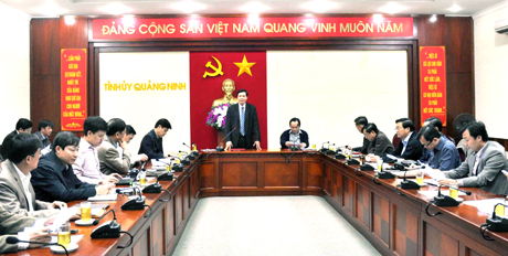 Đồng chí Nguyễn Đức Long, Phó Bí thư Tỉnh ủy, Chủ tịch HĐND tỉnh giới thiệu những nét cơ bản về tình hình kinh tế-xã hội của tỉnh.