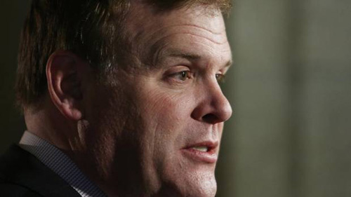 Ngoại trưởng Canada John Baird trả lời phóng viên về các thỏa thuận liên quan đến chương trình hạt nhân của Iran ở Ottawa ngày 24/11 (Ảnh: The Canadian Press)