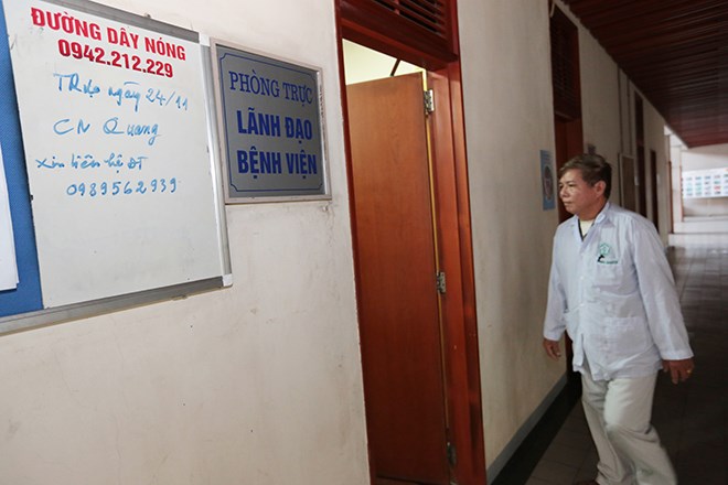 Bệnh nhân Đỗ Văn Út đến phòng trực đường dây nóng BV Bạch Mai phản ánh thắc mắc về thanh toán BHYT (ảnh chụp chiều 24.11). Ảnh: Hải Nguyễn