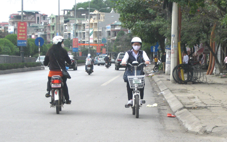 Ngang nhiên đi ngược đường bất chấp nguy hiểm.