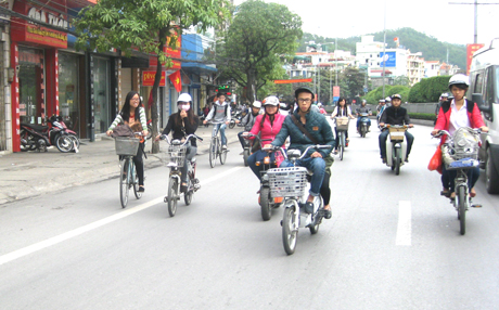 Dàn hàng đôi, hàng 3 không đội mũ cười nói khi tham gai giao thông.