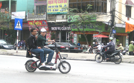Đội mũ nhưng không cài quai. (ảnh chụp gần trường THPT Hòn Gai ).