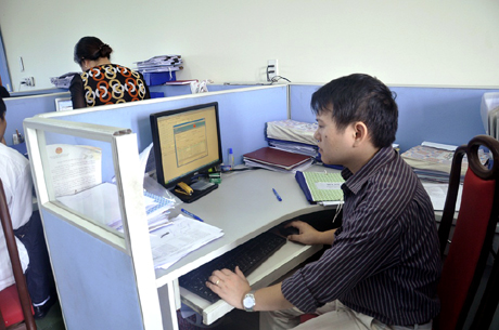 Cán bộ Chi cục Thuế huyện Đông Triều giải quyết hồ sơ kê khai thuế qua mạng internet cho khách hàng.