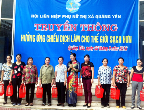 Trao tặng làn nhựa cho hội viên phụ nữ trên địa bàn TX Quảng Yên.