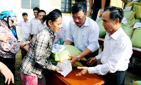 Đại diện Hội Văn hoá doanh nhân TP Uông Bí hỗ trợ gạo cho bà con xã Vĩnh Ninh (Quảng Ninh, Quảng Bình). Ảnh: Vũ Thế Hùng